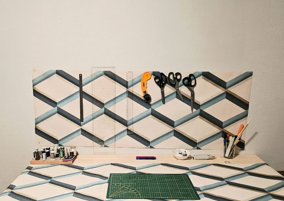 Françoise, dite Mikette, en train de coudre à la machine dans son atelier