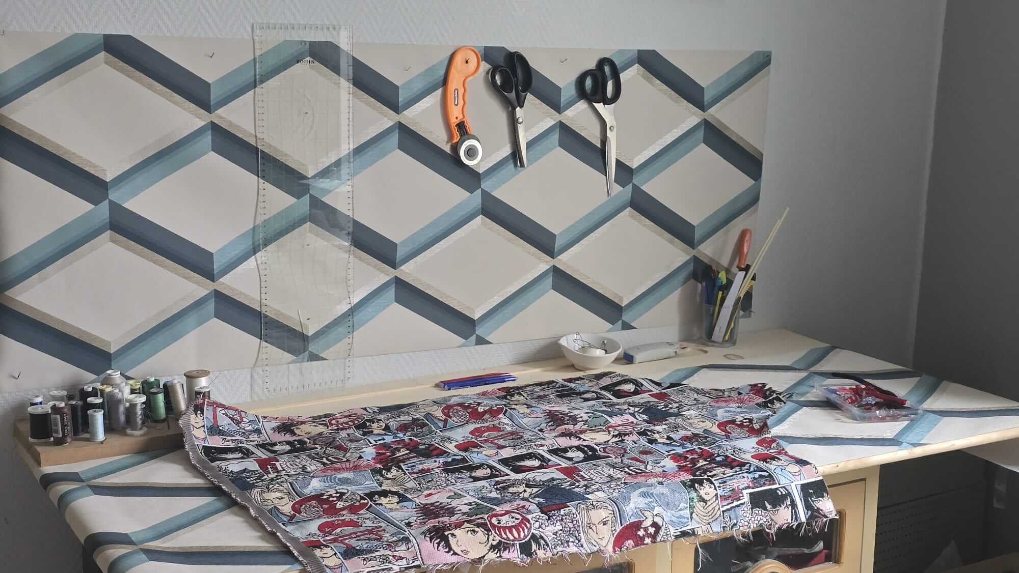 Vue de l’atelier de Mikette avec la table de coupe et la machine à coudre
