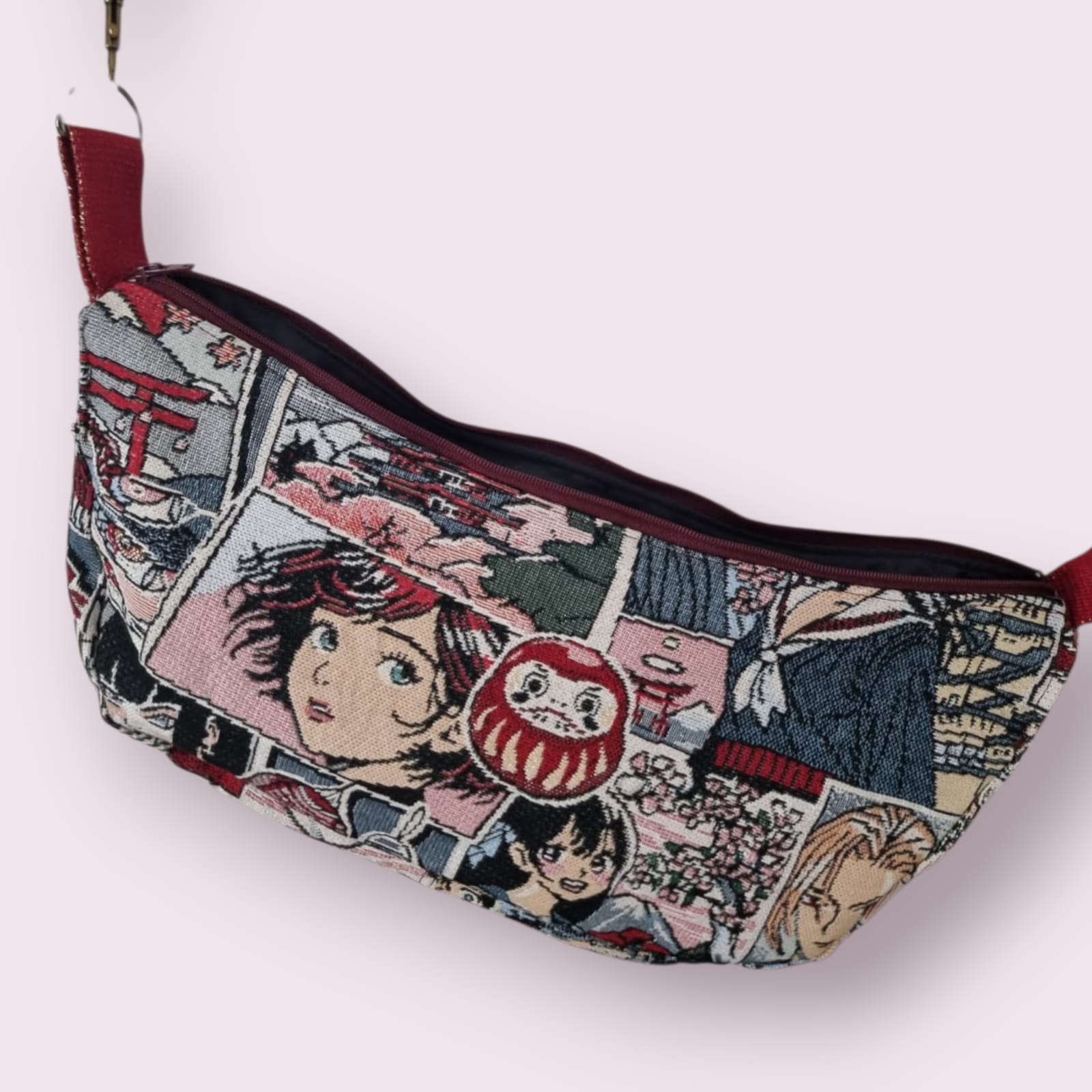 Banane en tissu tapisserie motif japonais manga, tons rose et bordeaux.