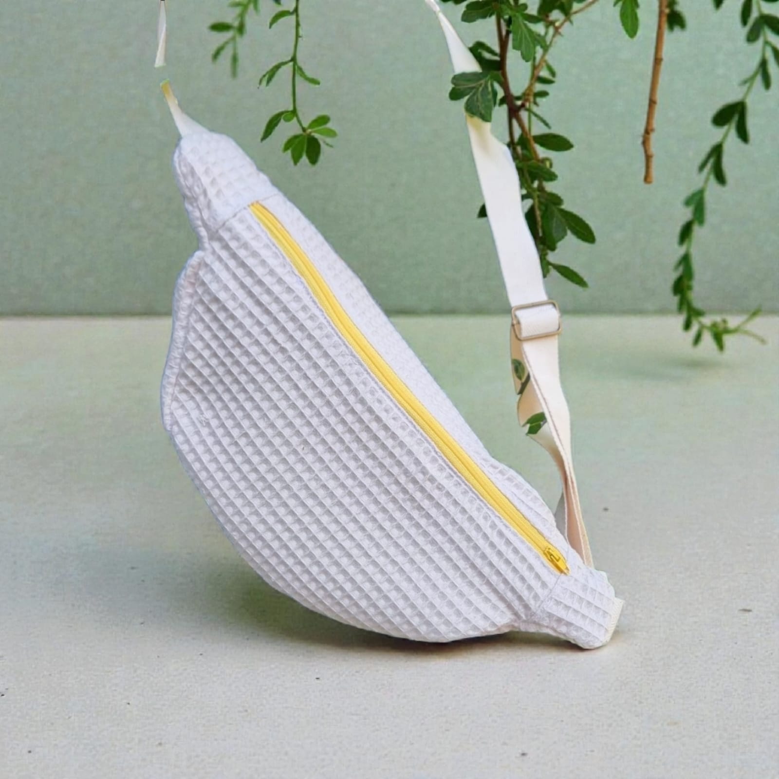Sac banane en tissu gaufré nid d’abeille écru, zip jaune soleil.
