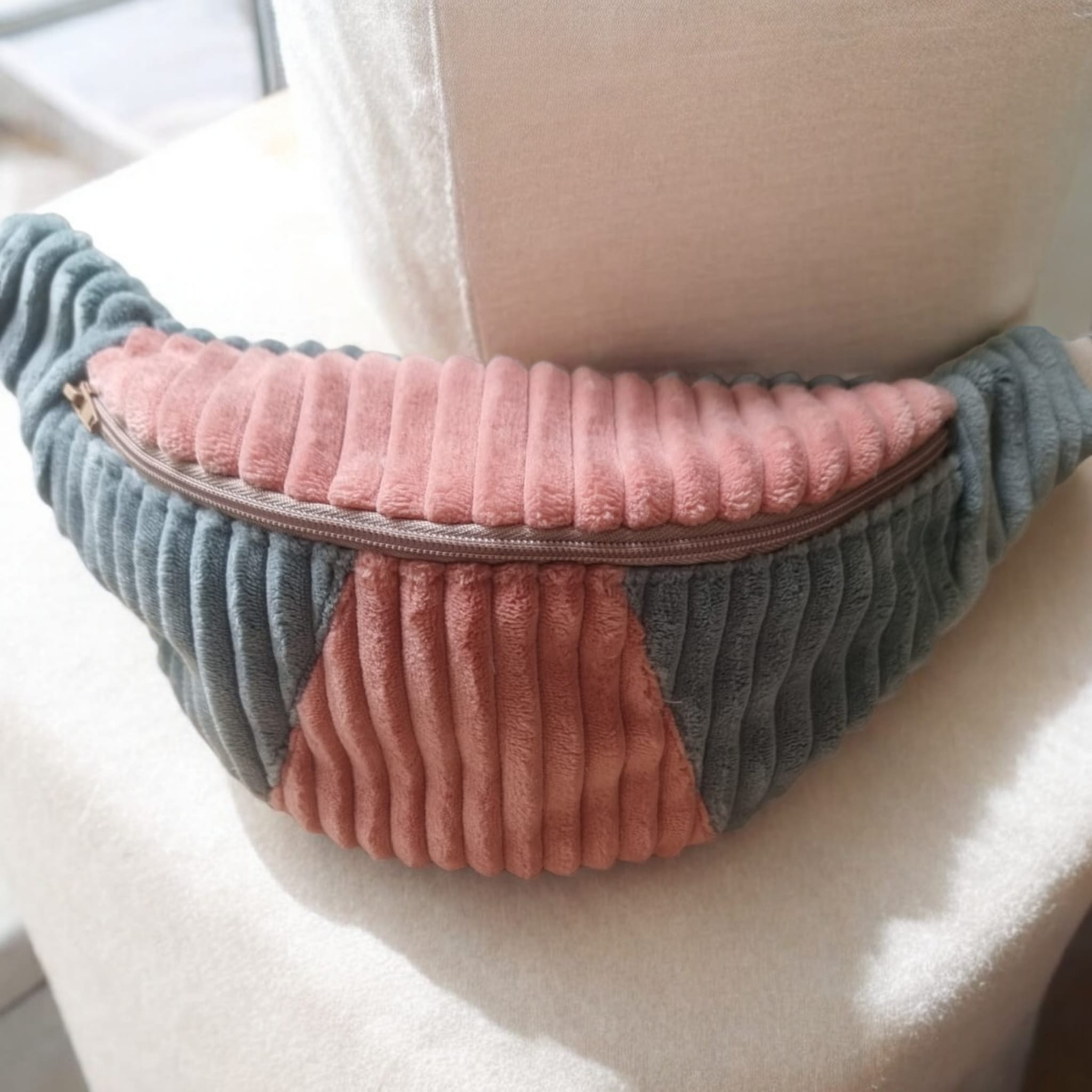 Banane en velours côtelé rose et gris, modèle doux et confortable.