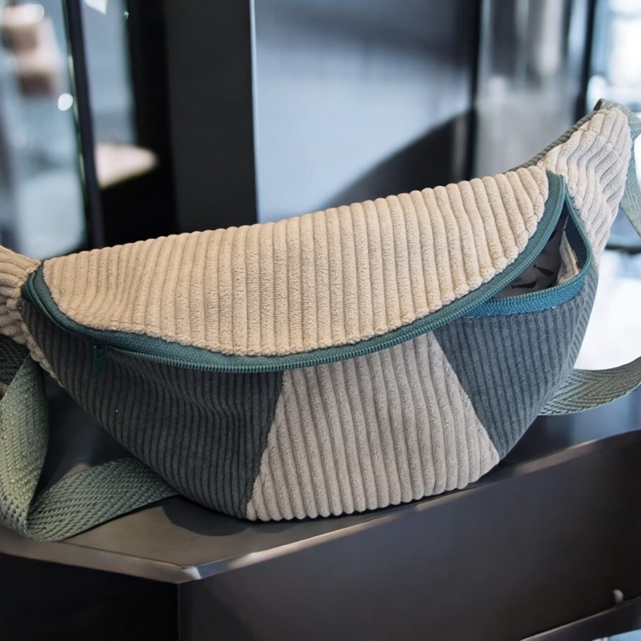 Banane en velours côtelé bleu-gris, style sobre et chic.